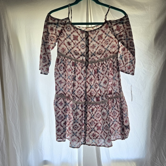 Cute Cold Shoulder Dress NWT - Picture 7 of 8